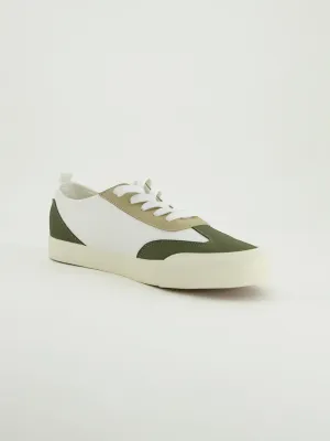 Canvas Sneaker.