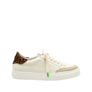 Classic white leather sneakers with a natural fur heel counter