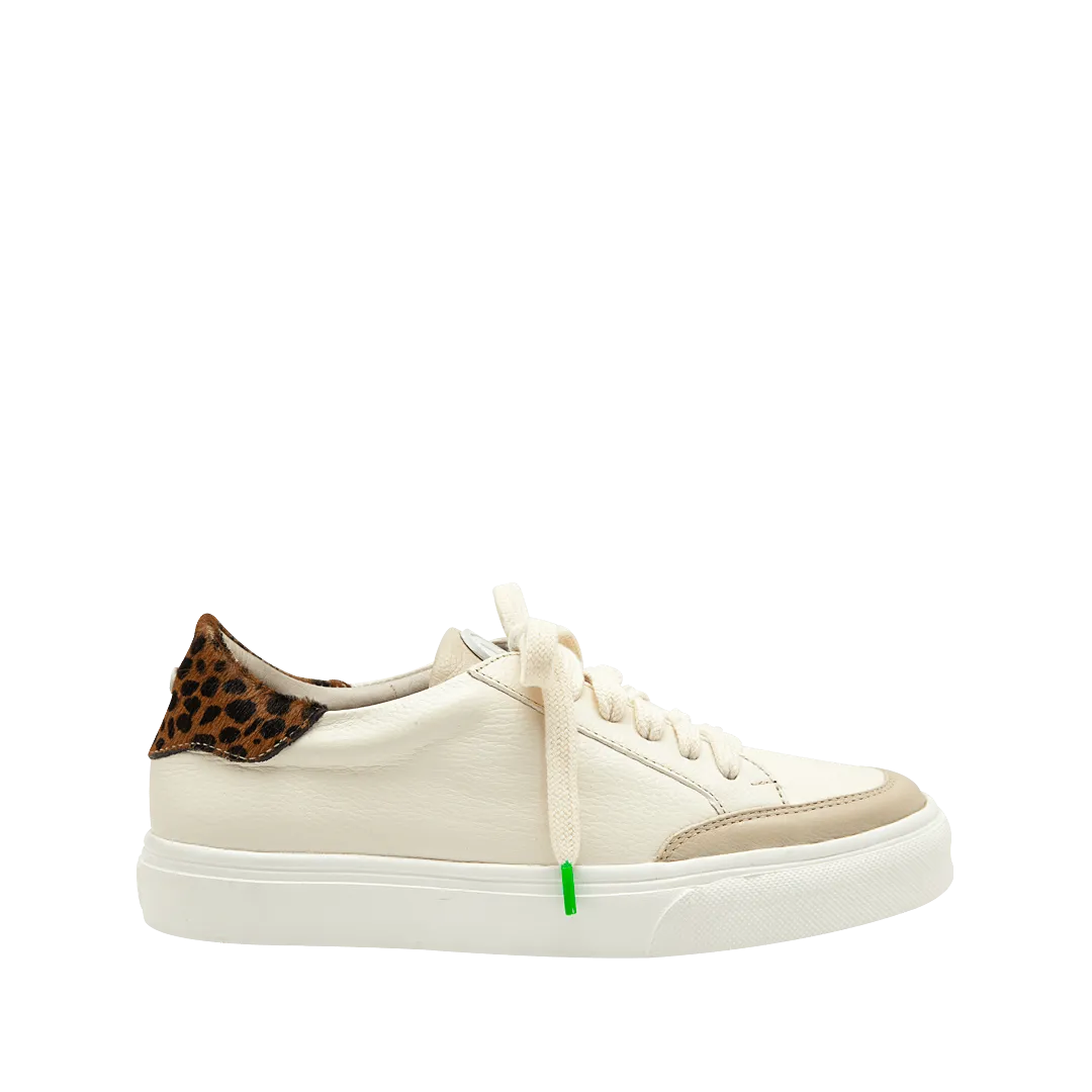 Classic white leather sneakers with a natural fur heel counter